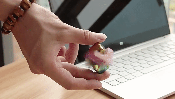 Cub multicolor interactiv 1+1 CADOU, pentru relaxare, Fidget Spinner